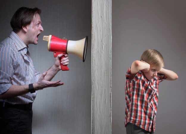 Mit diesen 5 Sätzen manipulieren narzisstische Eltern ihre Kinder Mit diesen 5 Sätzen manipulieren narzisstische Eltern ihre Kinder