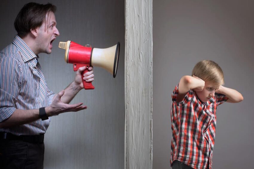 Mit diesen 5 Sätzen manipulieren narzisstische Eltern ihre Kinder Mit diesen 5 Sätzen manipulieren narzisstische Eltern ihre Kinder