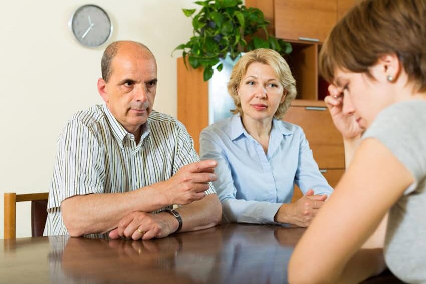 6 subtile Methoden, wie Narzissten Familienmitglieder zum Sündenbock stempeln