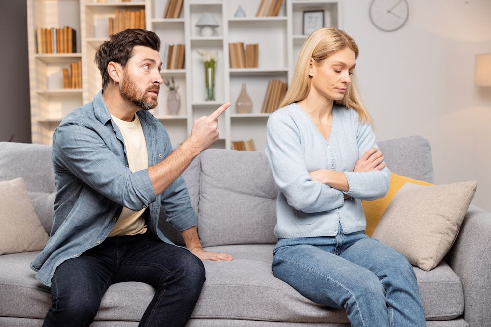 Die Psychologie hinter dem erhobenen Zeigefinger