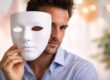 Ein Mann hält eine Maske vor sein Gesicht – ein Symbol für die emotionale Täuschung durch falsche Empathie bei narzisstischen Persönlichkeiten.